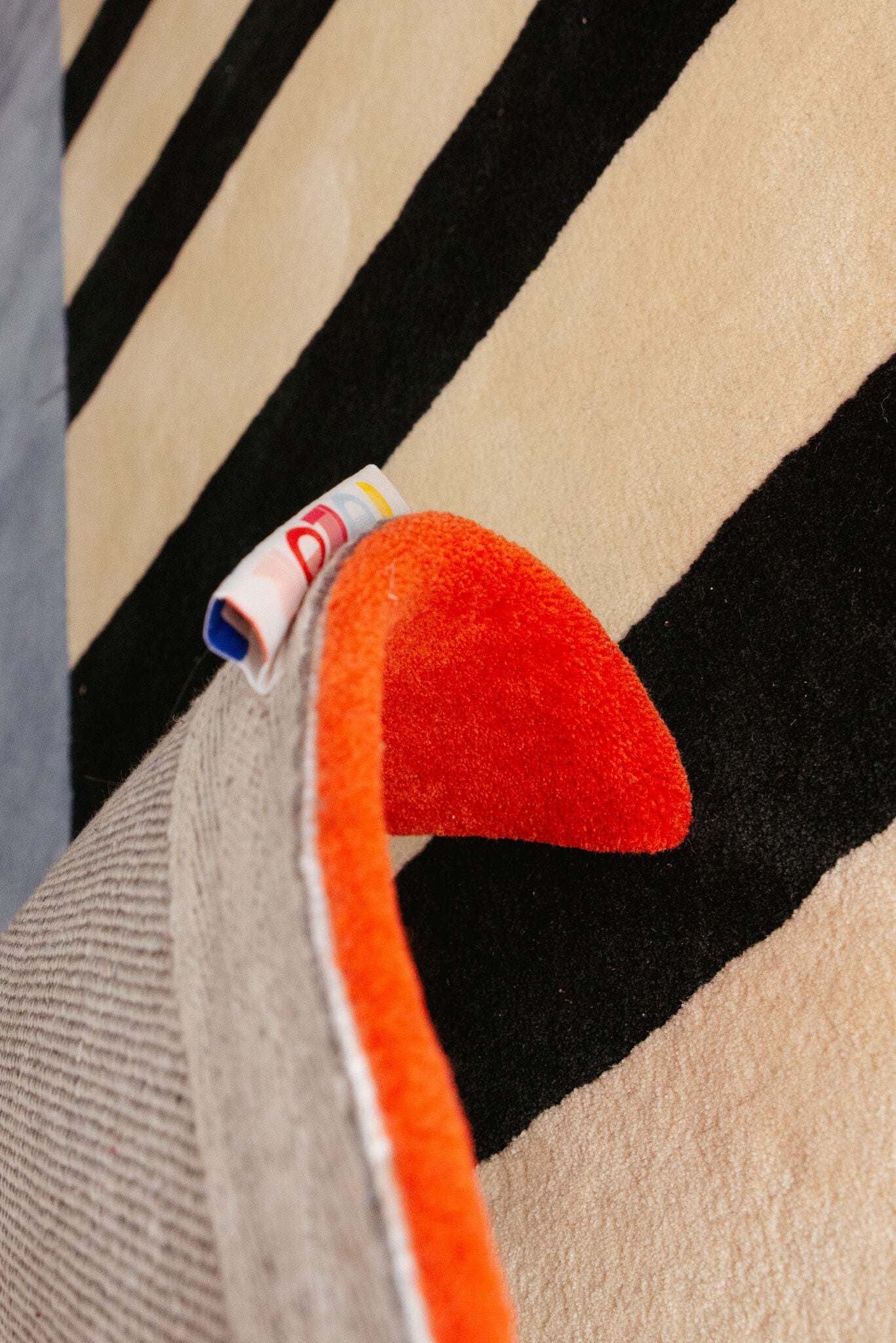 Tapis Tufté Laine  Réalisé à la Main Artisanal Red Symmetry étiquette