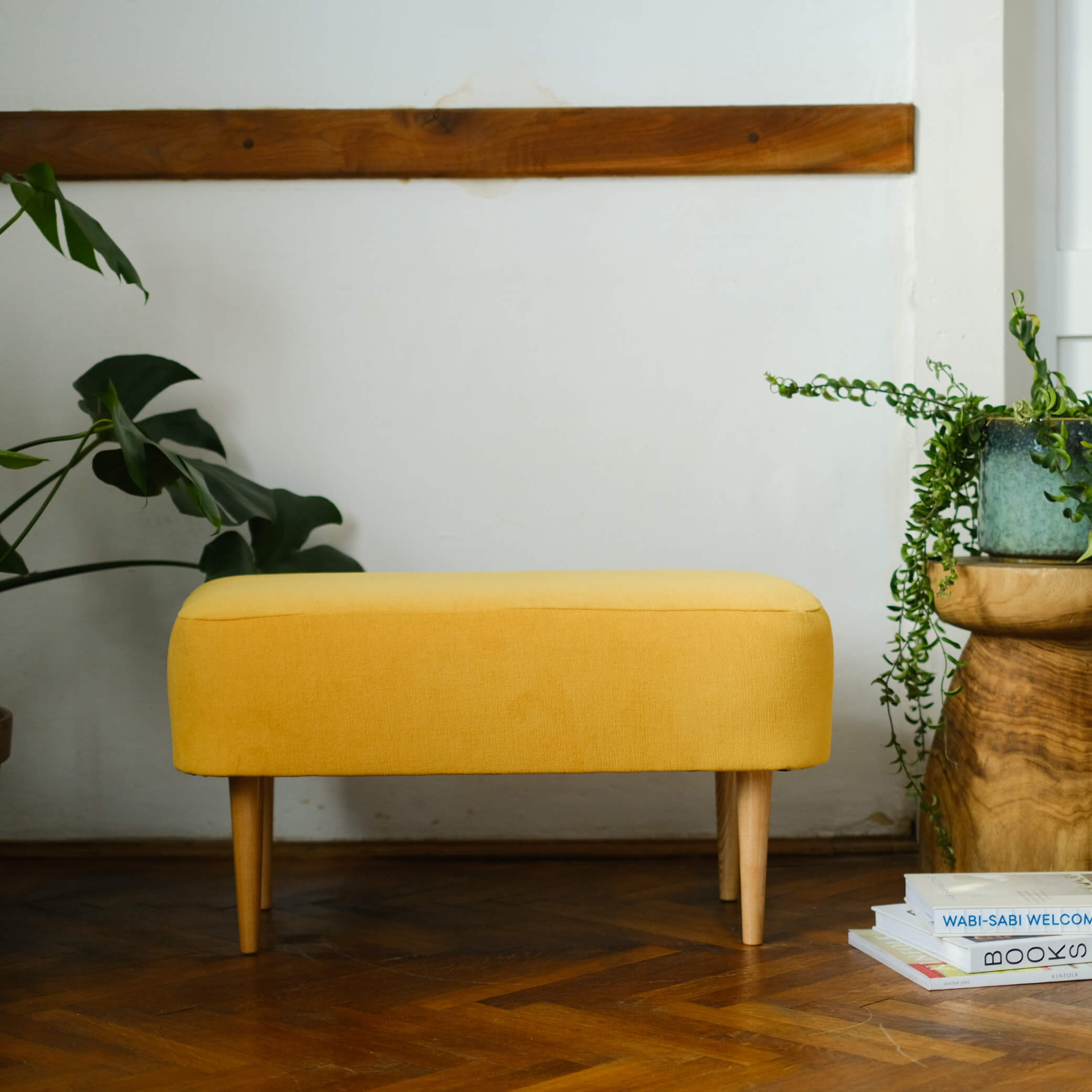Banquette Jaune en Velours Chêne Massif Sunny de face