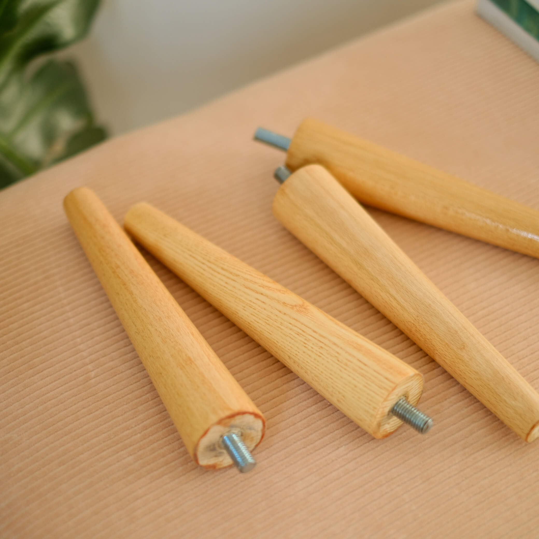 Banquette Jaune en Velours Sunny pieds en bois chêne massif