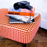 Banquette Damier détails avec livres et caméra