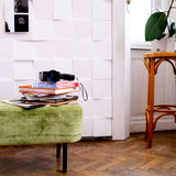 Banquette Pistachio velours avec livres et caméra