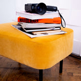 Banquette Mild Orange détails avec livres et caméra
