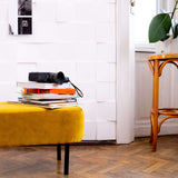 Banquette Goldish Yellow avec livres et caméra